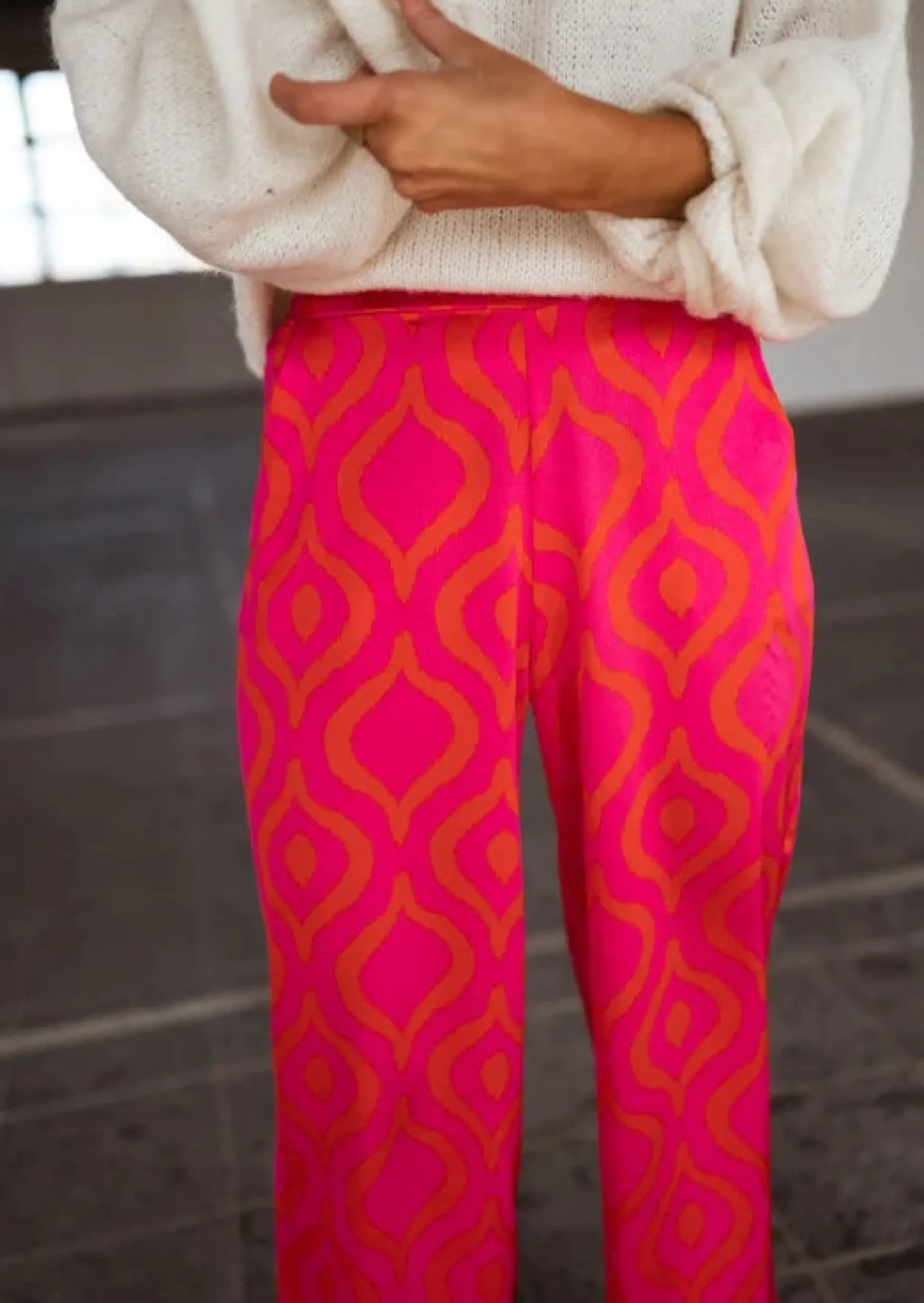 Online Pantalon Thaly rose avec motifs oranges | Pantalon satiné fluide | Prêt-à-porter en ligne | Easy Clothes Femme Pantalons
