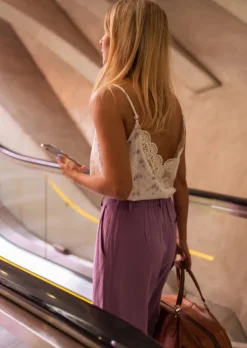 Fashion Top Auda écru à fleurs mauves | Top fleuri léger | Prêt-à-porter en ligne | Easy Clothes Femme Tops & T-shirts